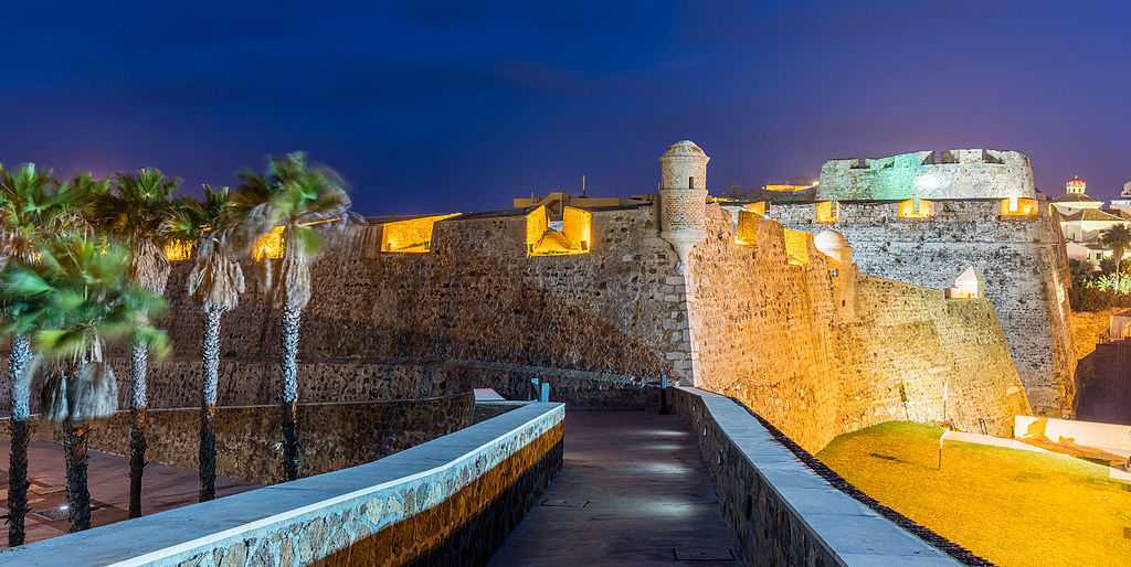 imagen de noche de las murallas reales de ceuta