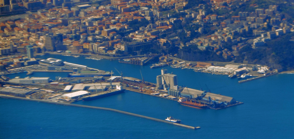 Immagine del terminal traghetto di Savona