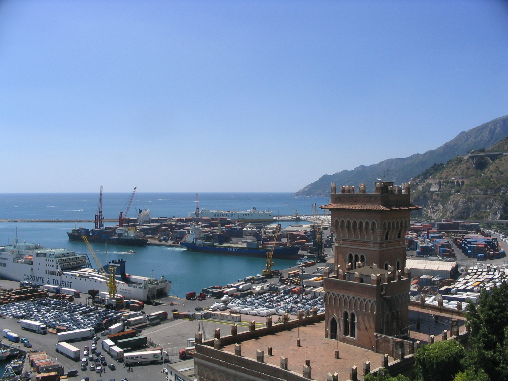 Imagen de la terminal de ferrys de Salerno